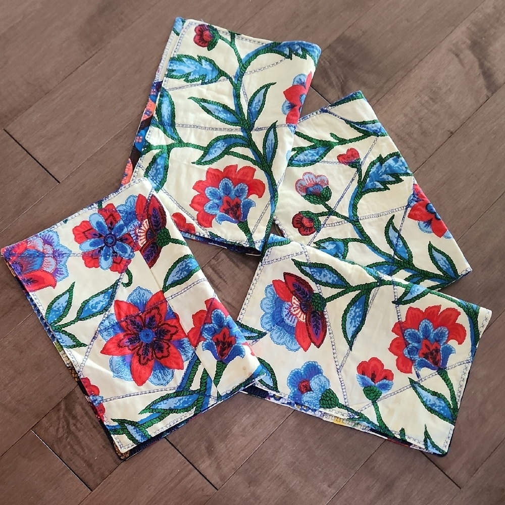 Set Of 4 / HANDMADE / Quilted Floral Patterned Placemat